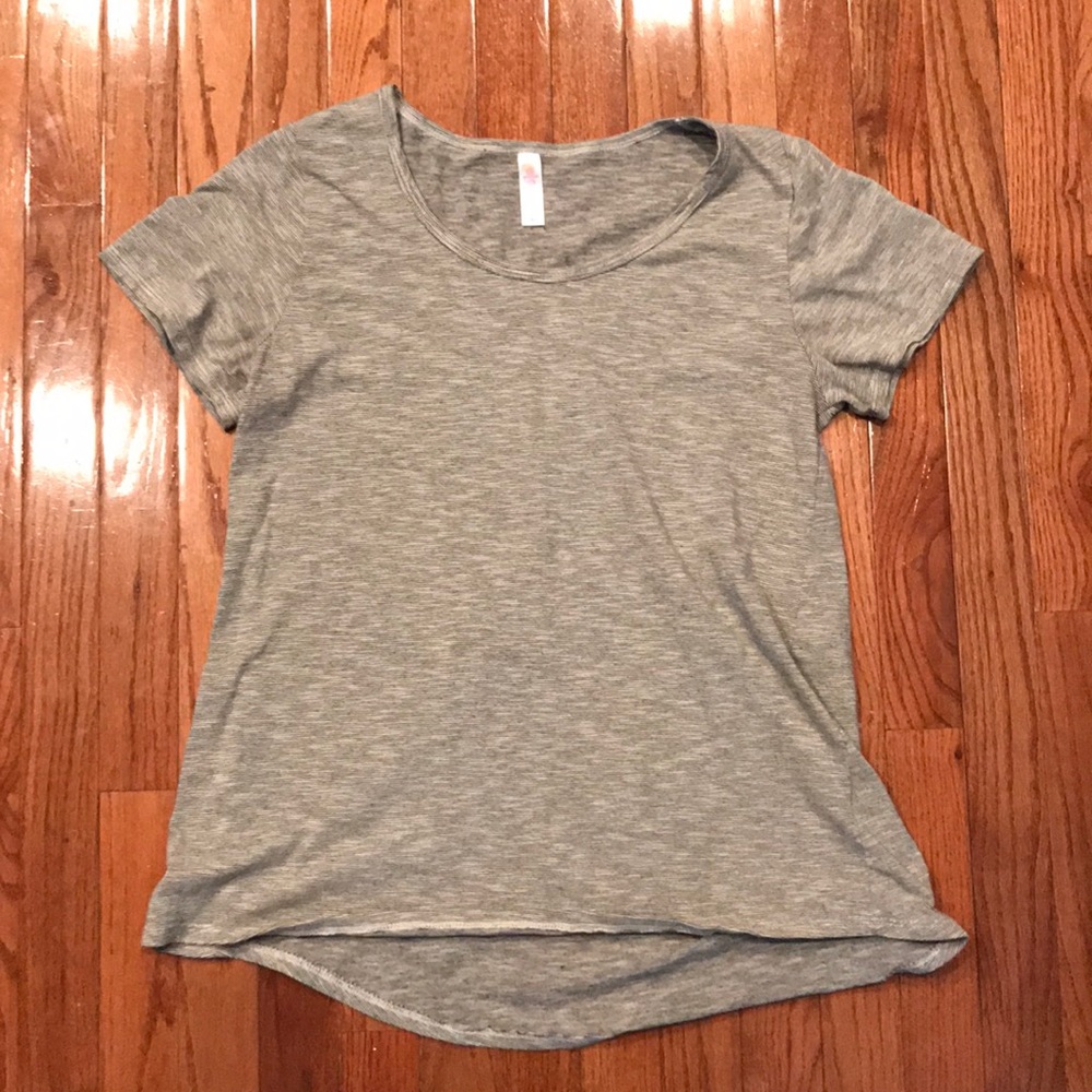 Medium LuLaRoe Classic Tee